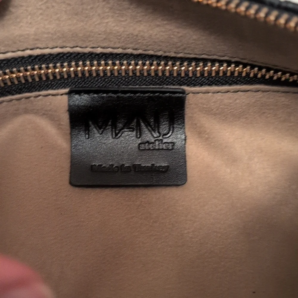 Manu atelier Cylinder Black Leather Shoulder Bag - Picture 4 of 5
